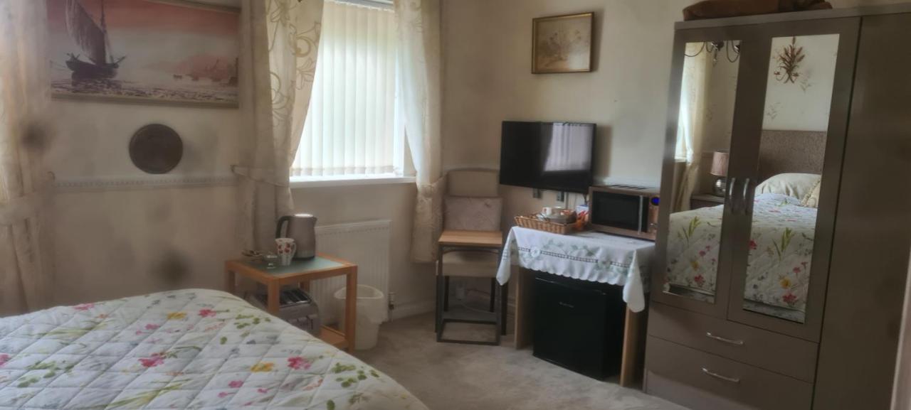 Parc Lodge Guesthouse Бридженд Экстерьер фото