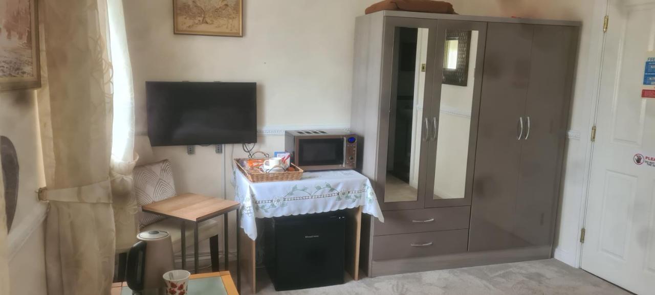 Parc Lodge Guesthouse Бридженд Экстерьер фото